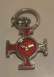 Llavero Espíritu Santo, con una cruz con fondo de esmalte rojo y una paloma - Imagen 1 de 4