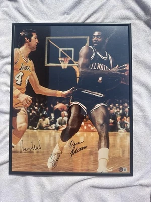 Foto enmarcada autografiada 16x20 firmada por Oscar Robertson Jerry West Beckett BAS NBA Foto 1 de 4