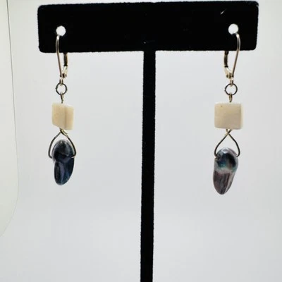 Brincos pendentes estilo vintage concha branca, pérola barroca tom prata - Imagem 1 de 4