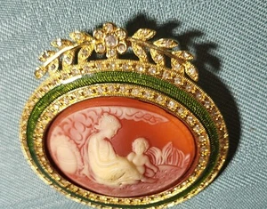 JOAN RIVERS MADRE HIJO FIRMADO RESINA CAMAFEO CRISTAL ESMALTE VERDE BROCHE VINTAGE - Imagen 1 de 3