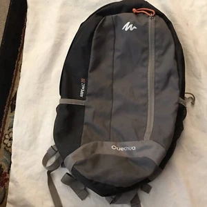 Zaino Quechua Arpenaz 20 grigio nero campeggio escursionismo borsa leggero pulito - Foto 1 di 7