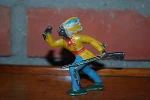 GEMALUX INDIEN COURANT AVEC FUSIL VESTE JAUNE PANTALON BLEU 1950 HAUTEUR 7 CM - Imagen 1 de 2