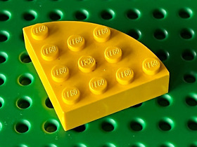 Rare LEGO Yellow Brick 4 x 4 Corner Round ref 2577 / Set 6279 Skull Island