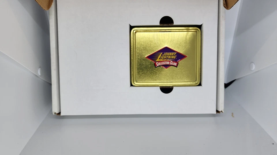 Johnny Lightning 2001 Collector Club Lata 1967 Plymouth Hemi Belvedere y Pin Rojo Foto 1 de 3