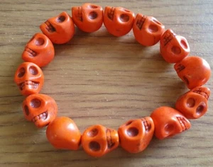 ORANGE GOTHIC CARVED HOWLITE STONE SKULL FASHION ELASTIC BRACELET HALLOWEEN - Picture 1 of 3