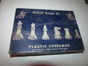 DE COLECCIÓN AÑOS 50 GALLANT KNIGHT CO. PLÁSTICO AJEDRECISTAS EN CAJA ORIGINAL PONDERADA - Imagen 1 de 7