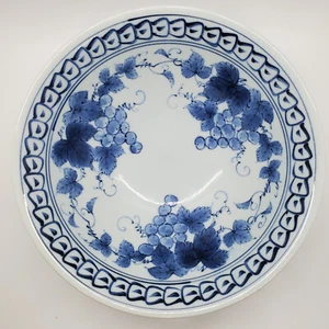 Tazón de porcelana asiática japonesa Arita 8" patas azul blanco hoja de uva-Japón - Imagen 1 de 8
