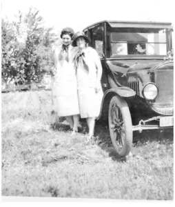 ZWEI MÄDCHEN AM AUTO, WISCONSIN DELLS, 1920er. Vintage 2,4" x 2,2" FOTO/12 - Bild 1 von 2
