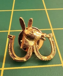 Pin de solapa de burro demócrata con herraduras, regalo político del petróleo del Golfo años 60 - Imagen 1 de 2