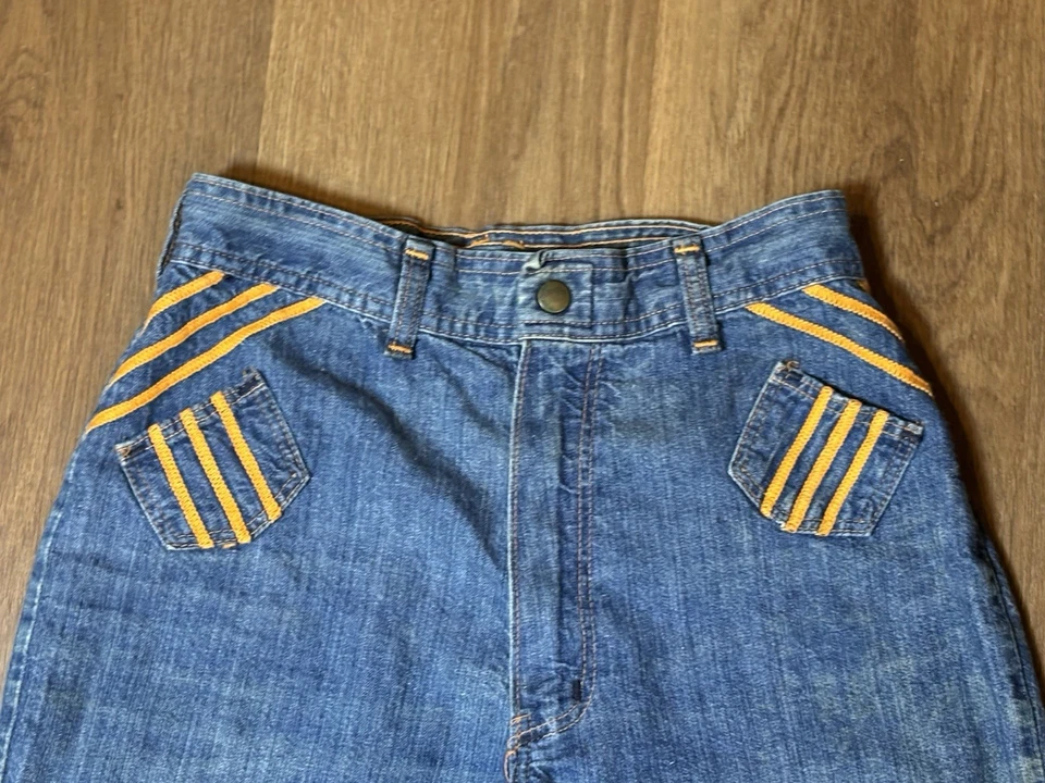 Pantalones de mezclilla acampanados vintage de los años 70 Wrangler para mujer con bolsillo a rayas amarillas  Foto 1 de 4