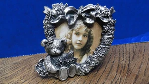 Vintage zierlicher Metall Herz Fotorahmen Bär Ballerina Blumen Made Taiwan? Zinn Neu aus altem Lagerbestand - Bild 1 von 3