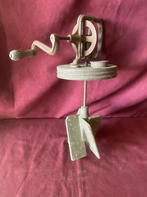Batidora de mantequilla de manivela primitiva rústica estilo antiguo decoración de granja Foto 1 de 4