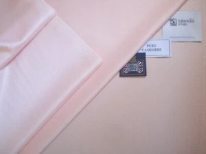 Johnstons Von Elgin 100% Kaschmir“ Mimi Pink ” Ader- / Beschichtung Stoff = 1.0 - Picture 1 of 12