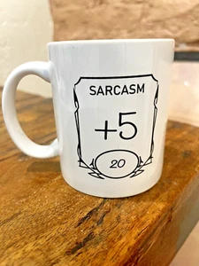 "Sarkasmus + 5" 11 Unzen weiße Keramik Kaffeebecher weiß schwarz Schriftzug D&D Drachen" - Bild 1 von 7