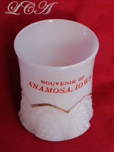 ANTIGUO Original ANAMOSA IOWA Souvenir Blanco Leche Vaso TOOTH PICK Soporte - Imagen 1 de 3