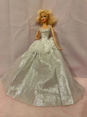 2013 25 Aniversario Vacaciones Rubia Barbie Muñeca Coleccionista Vestido Blanco X8271 Foto 1 de 4