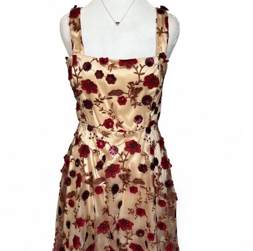 Abito Lulus So Excited oro rosso ricamato floreale taglia S P P16 L 27 pollici