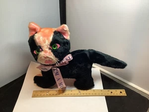 Juguete musical de peluche vintage de gato gatito negro y rosa con ojos verdes en buen estado - Imagen 1 de 11