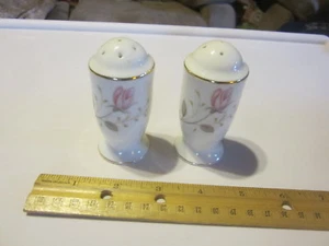 JUEGO VINTAGE DE SALEROS Y PIMENTEROS BLANCO CON ADORNO DE FLOR ROSA ORO - Imagen 1 de 6