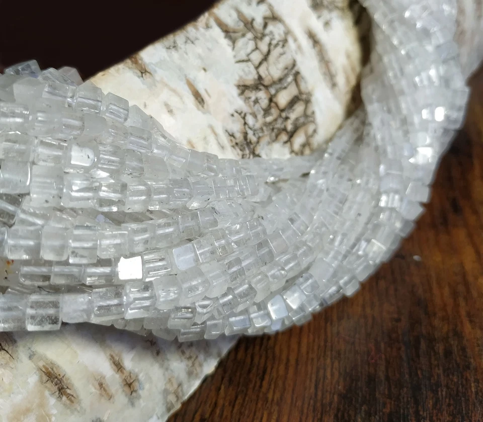 😏 Bergkristall 4 & 6 mm Würfel Edelsteinperlen Strang Perlen für Kette +++ 😉 - Bild 1 von 1