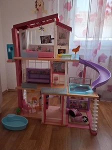 Mattel Barbie Puppenhaus, Mit Möbel, Roller und Krankenwagen - Bild 1 von 5