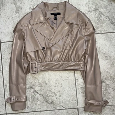 Chaqueta Forever 21 de imitación de cuero sofisticada recortada con cinturón grande Foto 1 de 4