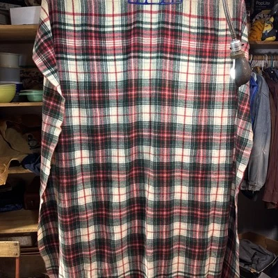 De colección Excelente 67” X 78” Rojo y Verde Tartán Cuadros 100% Lana Tiro Rojo Borde Dobladillo Foto 1 de 4