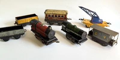 Restposten Konvolut Vintage Spur O Hornby Weißblech Uhrwerk Lokomotiven / Waggons X 7 - Bild 1 von 4