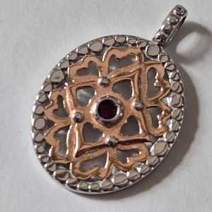Intrincado colgante de plata de ley y oro rosa de dos tonos con acento de piedras preciosas - Imagen 1 de 7