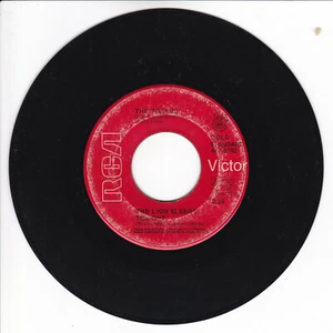 THE TOKENS The Lion Sleeps Tonight VG- 45 RPM REISSUE - Foto 1 di 2