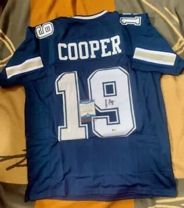 MAGLIA PERSONALIZZATA AMARI COOPER AUTO FIRMATA A MANO DALLAS COWBOYS CON CERTIFICATO DI AUTENTICITÀ Beckett - Foto 1 di 4