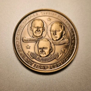 Medalla cepillada Armstrong Aldrin Collins Primera Huella en la Luna Apolo XI 11 - Imagen 1 de 3