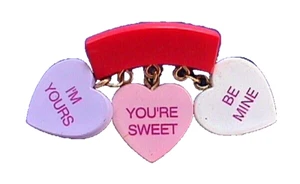 Broche Gibson PIN San Valentín Vintage Corazones de Caramelo 3 Dijes de Conversación 1994 - Imagen 1 de 3