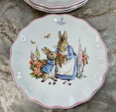 Juego de 4 platos de cena Peter Rabbit And Mom en el jardín de flores borde rosa nuevo Foto 1 de 4