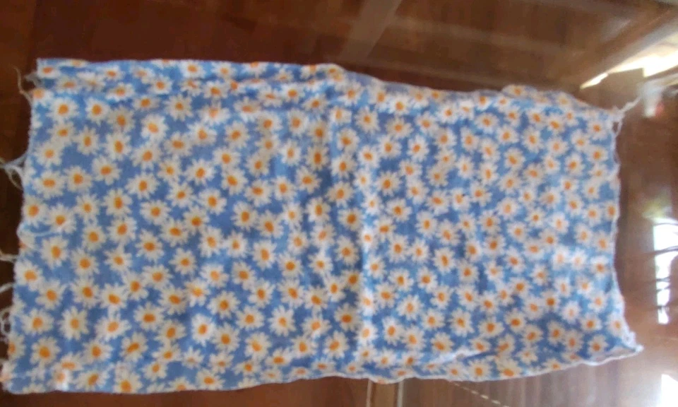 White Daisy on Blue Fat Quarter Fabric Square 100% Cotton 11" x 20"  - Image 1 of 3