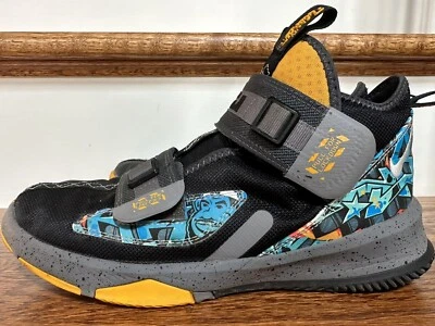Nike LeBron Soldier 13 GS “Graffiti” Negro Gunsmoke Dorado AR7585-070 Talla 7Y Foto 1 de 4