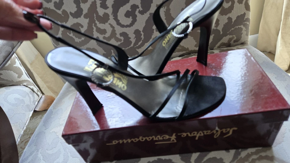 Sandalias Salvatore Ferragamo negras con tiras y detalle de hebilla Foto 1 de 1