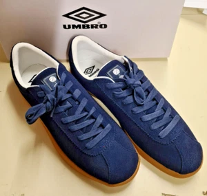Umbro x Pretty Verde Casual Gamuza Azul Marino Entrenador Negro UK8US9EuroGr 42,5 nuevo a estrenar - Imagen 1 de 4