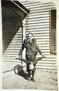 Vintage 1910er Foto verspielte junge Männer Akrobaten liebevoll ATQ kleiner Schnappschuss - Bild 1 von 3