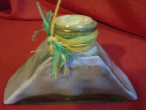 DREIECKIGER GLASBEHÄLTER MIT LILA BADESALZ - VINTAGE  - Bild 1 von 1