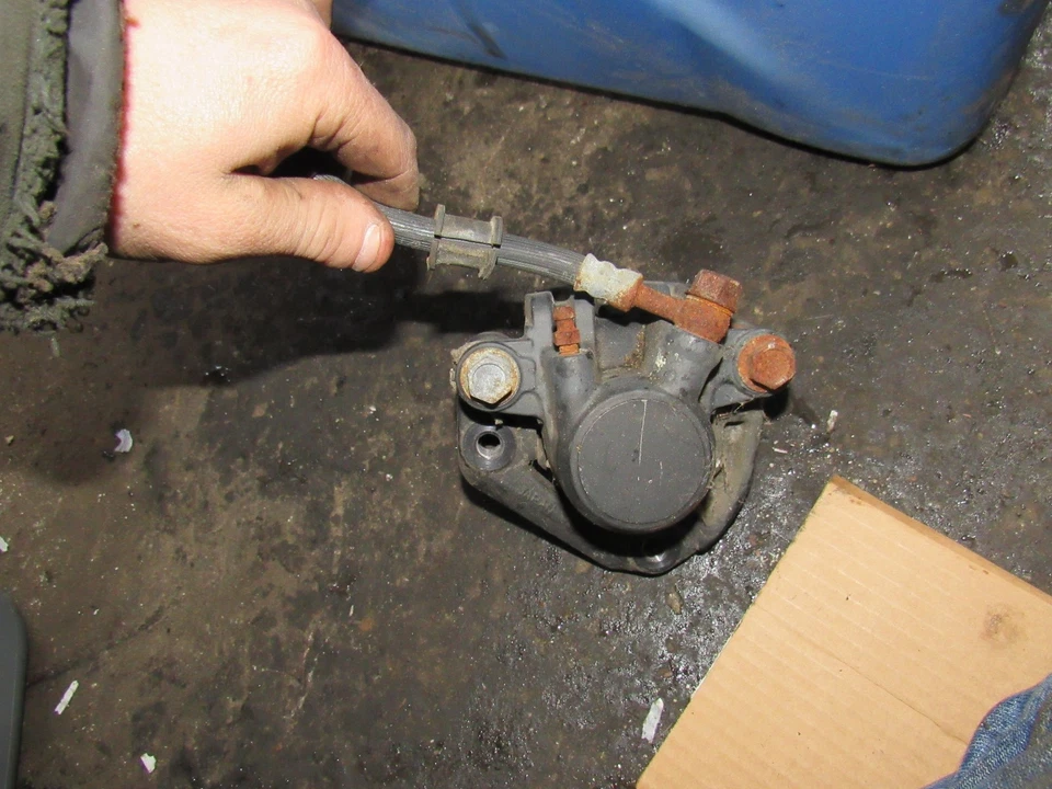 1981 suzuki gs550 l front brake caliper - Image 1 of 1