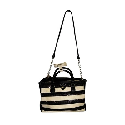 Cartera Betsey Johnson blanca y negra. Lentejuelas negras. Correa y asas para el hombro Foto 1 de 4