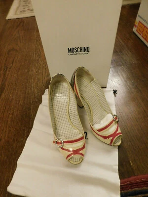 Zapatos de tacón Moschino baratos y elegantes para bebé punta abierta marfil garabateado crayón rojo azul Foto 1 de 4