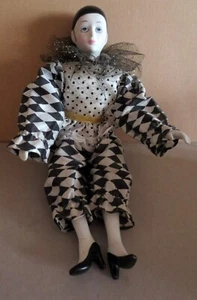 Harlekin schwarz weiß mit Rauten-Muster- Anzug, liegend ca. 37 cm groß - Bild 1 von 4