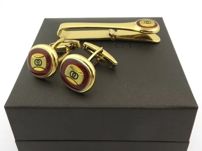 Conjunto de abotoaduras Gucci tom dourado metal esmalte vermelho logotipo GG clipe de gravata - Imagem 1 de 4