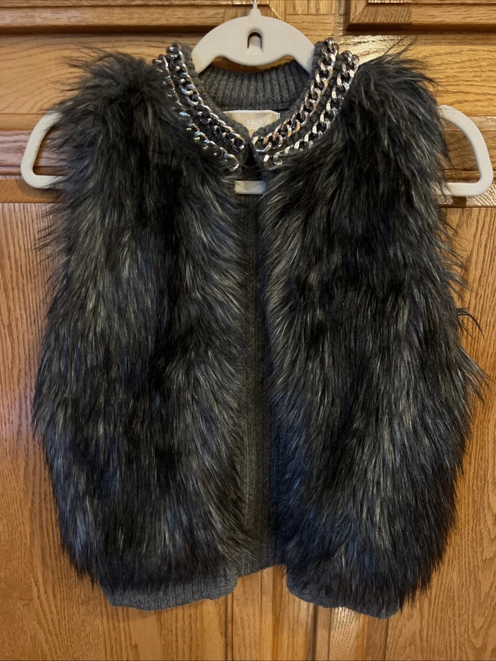 Chaleco Michael Kors Imitación Piel Gris/Negro Talla Pequeña con Cadena Plateada Alrededor del Cuello Foto 1 de 3