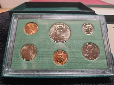 1995 Uncirculated Bank Coin Set Pre-owned (BB) - Image 1 of 4