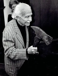 Foto original 1979 Arthur Fielder modela su hacha hecha por bomberos de Cincinnati - Imagen 1 de 2