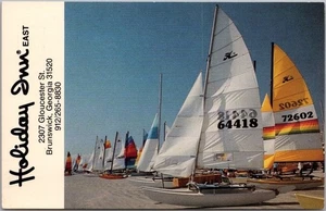 Vintage BRUNSWICK Georgia Postal HOLIDAY INN EAST" Catamarán/Escena de Vela - Imagen 1 de 2