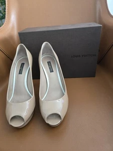 Louis Vuitton décolleté punta aperta in pelle di vitello verniciata eyeline beige taglia 37 - Foto 1 di 8